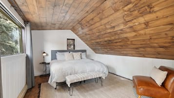 5 bedrooms, desk, iron/ironing board, WiFi