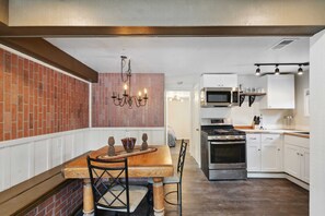 Fridge, microwave, oven, stovetop - Kozy Cabin (Allenspark)