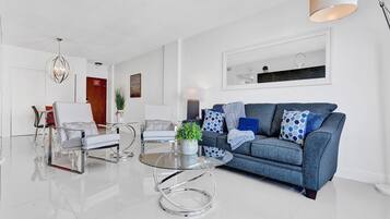 Comfort Condo | Living area