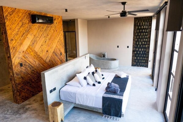 Luxury Room | Hypo-allergenic bedding, blackout drapes