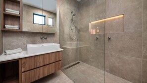 Douche, sèche-cheveux, serviettes fournies, shampoing