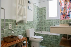 Hiustenkuivaaja, pyyhkeet, saippua, vessapaperi