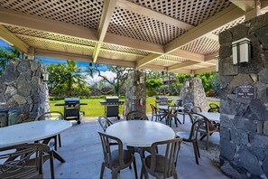 Condo, várias camas (CheCaHale: Gorgeous Top Floor Corner ) | Opções para refeição ao ar livre