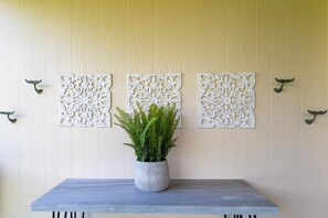 Lejlighed - flere senge (CheCaHale: Gorgeous Top Floor Corner ) | Interiør