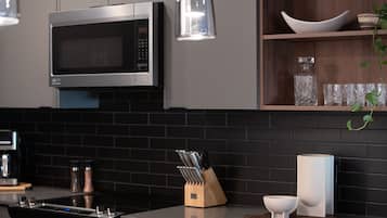 Condo | Cocina privada | Refrigerador con congelador, microondas y parrilla de estufa