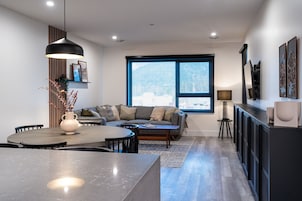 Condo | Área de estar | TV de tela plana