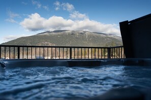 Un bain à remous avec vue sur la montagne.