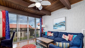 Apartment, Mehrere Betten (Kona Mansions 225 Top Floor 2 story O) | Wohnbereich