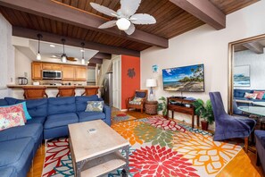 Condo, Multiple Beds (Kona Mansions 225 Top Floor 2 story O) | Living area