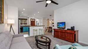 คอนโด, หลายเตียง (Alii Cove U2 Beautiful Ground Floor u) | บริเวณนั่งเล่น
