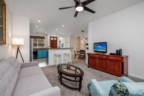 Living area - Alii Cove U2 Beautiful Ground Floor Spacious 2 Bedroom With AC (Kailua-Kona)