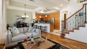 Condo, varias camas (Fairways at Mauna Lani #203) | Área de sala de estar