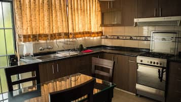 Frigorifero, microonde, forno, piano cottura