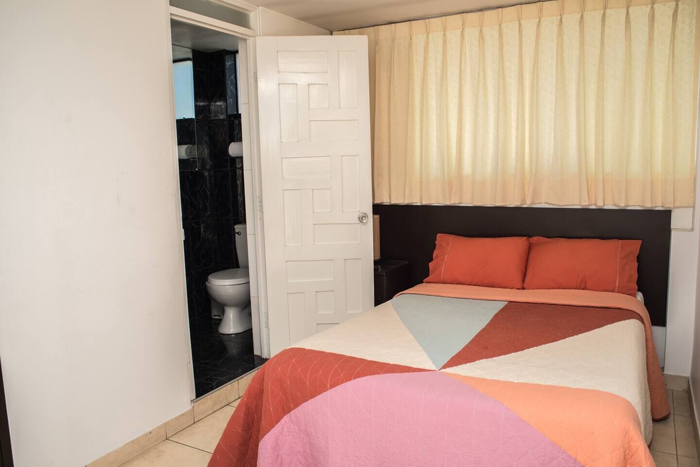 4 makuuhuonetta, silitysrauta/-lauta, Wi-Fi, vuodevaatteet