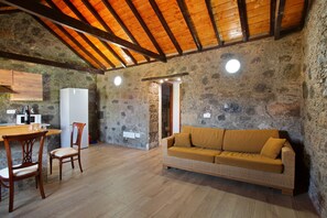 TV - Vacation Home 'Villa Paraiso Aldeano 1+2' with Mountain View, Private Pool and Wi-Fi (La Aldea de San Nicolás)