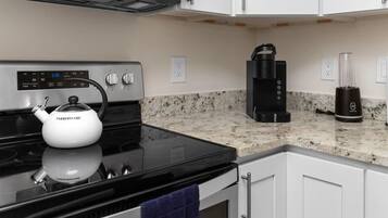 Kylskåp, mikrovågsugn, ugn och spishäll