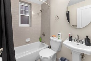 Secador de pelo, toallas, jabón, shampoo