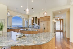 Fridge, microwave, oven, stovetop - Mission Bayfront Dream Home (San Diego)