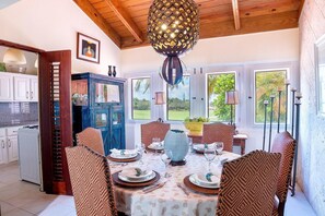 Villa | Essbereich im Zimmer