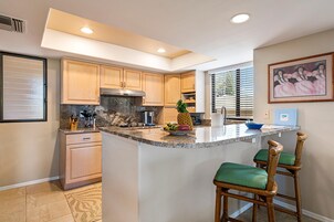 Condo, várias camas (Waikoloa Fairways #A310: Top Floor,Br) | Cozinha privada | Toalhas de papel