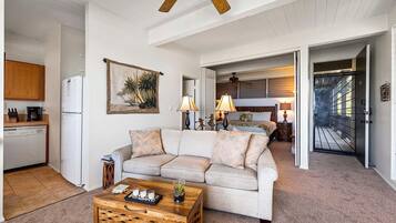 Condo, 1 King Bed with Sofa bed (Kona Mansions#211) | Living area