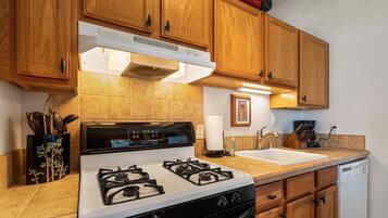 公寓客房, 1 張特大雙人床和 1 張沙發床 (Kona Mansions#211) | 私人廚房 | 紙巾