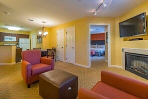 TV, fireplace, table football - Fun on the slopes with pool @Vacation Village Berkshires1.0 miles to Jiminy Peak (Hancock)