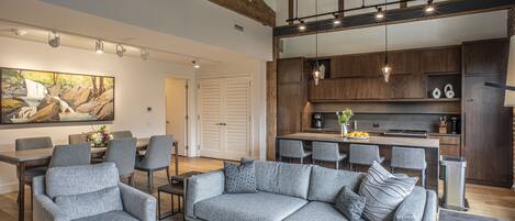 スマートテレビ、暖炉、書庫