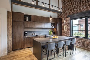 Een koelkast, een microgolfoven, een oven, een kookplaat