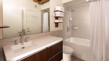 Suihku, hiustenkuivaaja, pyyhkeet, sampoo