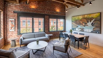 Älytelevisio, takka, kirjoja