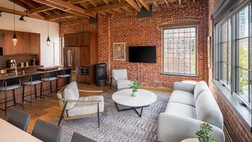 Älytelevisio, takka, kirjoja