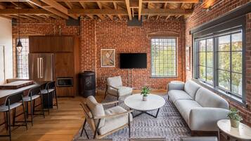 Smart-tv, een open haard en boeken