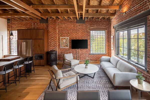 Smart-TV, peis og bøker