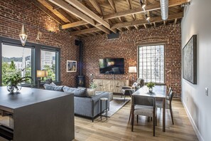 Smart-TV, peis og bøker