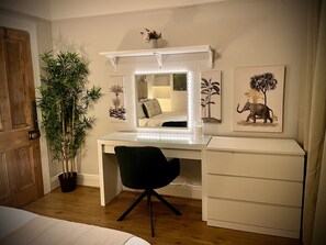 2 bedrooms, desk, iron/ironing board, travel crib - My Little Place in the City - a modernised 100-year old red brick terrace  (Belfast)