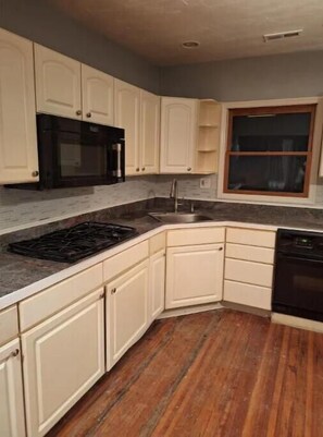 Private kitchen - Cleveland Height Cabin House (Cleveland Heights)