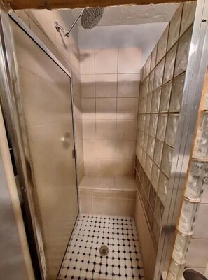 Amenidades de baño ecológicas, toallas, jabón, papel de baño 