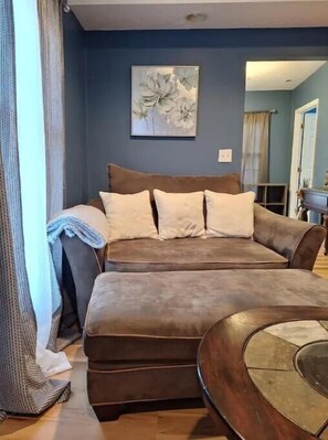 Living area - Cleveland Height Cabin House (Cleveland Heights)