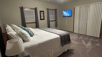 2 bedrooms, in-room safe, desk, iron/ironing board