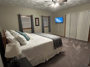 2 bedrooms, in-room safe, desk, iron/ironing board - Decorated for Christmas! 🎄 Cozy farm stay (Waynesburg)