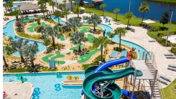 Un parc aquatique doté d’un grand toboggan, de plusieurs piscines et d’un espace dédié au golf.