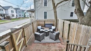A patio with outdoor furniture and a wooden fence. - 3rd Ave Cottage - Close to Short North & Downtown (Columbus)