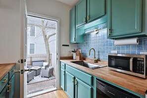 Fridge, microwave, oven, stovetop - 3rd Ave Cottage - Close to Short North & Downtown (Columbus)