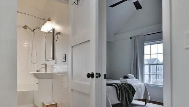 A bedroom with a bed, a ceiling fan, and a window. - 3rd Ave Cottage - Close to Short North & Downtown (Columbus)