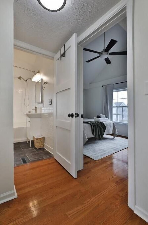 2 bedrooms, iron/ironing board, free WiFi, bed sheets - 3rd Ave Cottage - Close to Short North & Downtown (Columbus)