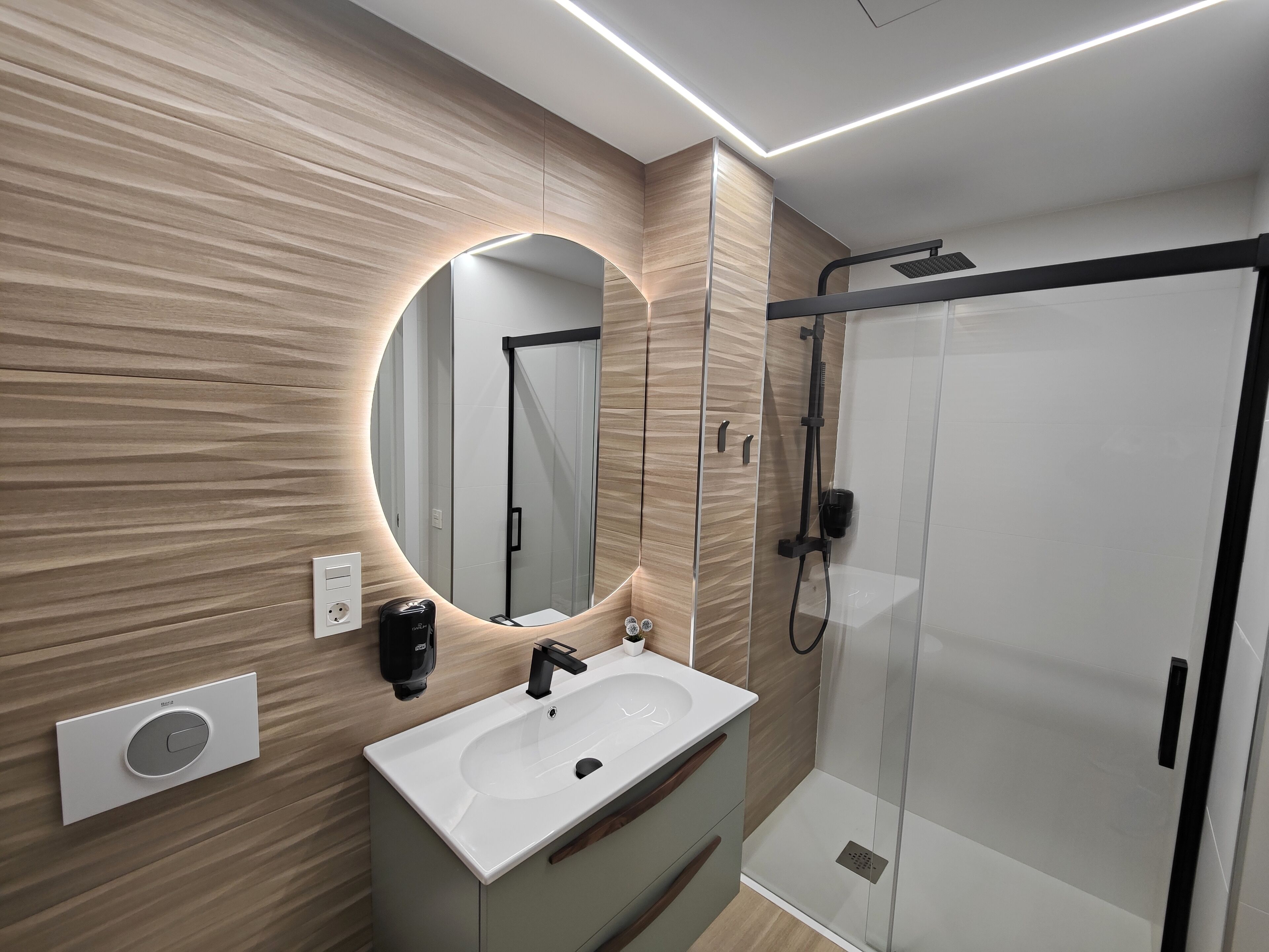 Een haardroger, een bidet, handdoeken, zeep