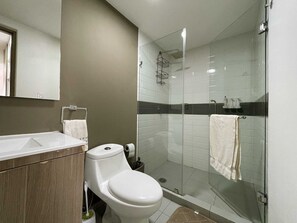Secador de pelo, toallas, jabón, shampoo