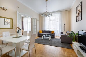 Living area - spacious family apartment in the city center (Budapest)