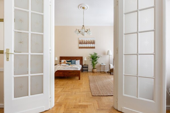 2 bedrooms, iron/ironing board, WiFi - spacious family apartment in the city center (Budapest)